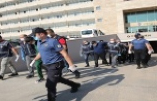 Semt pazarında 4 kişinin yaralandığı silahlı...