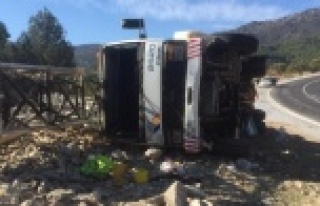 Sondaj kamyonu devrildi: 1 yaralı var