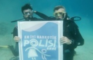 Suyun altında uyuşturucuyla mücadele pankartı