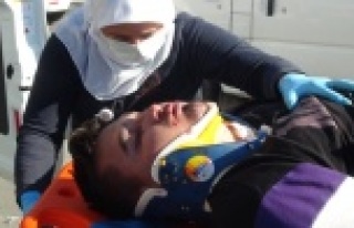 Ticari araç motosikletle çarpışan motosiklet sürücüsü...