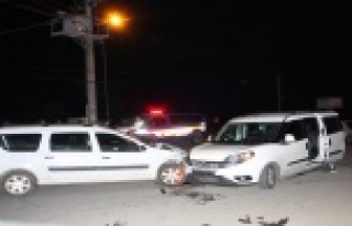 Ticari araçlar kafa kafaya çarpıştı: 2 yaralı