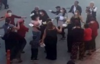 Yasağa rağmen seyir terasında gençler, sokak düğününde...