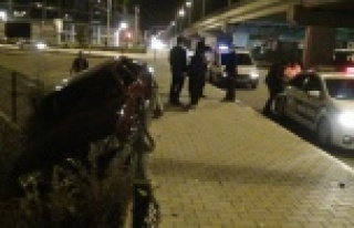 Yoldan çıkan otomobilin dereye uçmasına tel çitler...