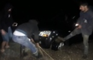 3 kafadarın sahilde safari keyfi, arabanın kuma...