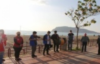 Alanya'da hem dezenfektan dağıttılar hem şarkı...