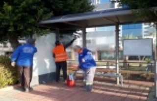 Alanya'da otobüs durakları temizleniyor