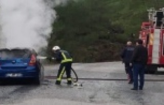 Alanya'da seyir halindeki araç yandı