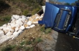 Alanya’da saman yüklü TIR devrildi, sürücü...