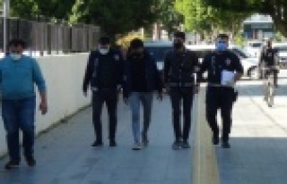 Anahtarını teslim etmedikleri eski iş yerini soydular.Alanya...