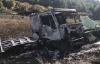 Antalya-Isparta yolunda devrilen sebze yüklü tır...