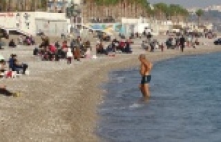 Antalya’da güneşi görenler sahile koştu