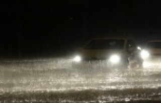 Antalya’da yollar göle döndü, sürücüler araçlarında...