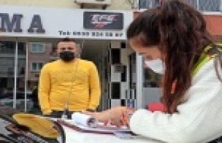 Aracını okey taşlarıyla kaplayıp trafiğe çıkan...