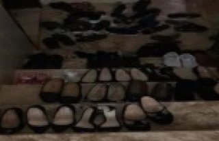 Bir evin önündeki yoğun ayakkabı kalabalığının...