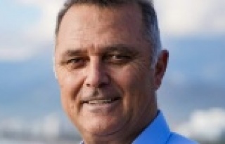 Böcek'in ilk icraatı CHP İl Bakanı Bayar'ı...