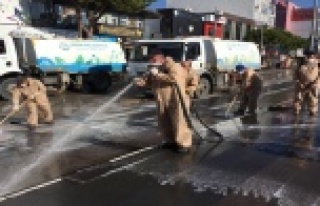 Boş kalan caddeler yıkanarak dezenfekte edildi