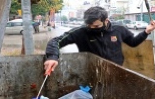Çöp konteynerlerinden plastik toplayarak hazırlandığı...