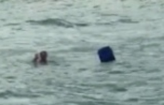 Denizde şamandıraya sarılmış halde bulunan adamı...