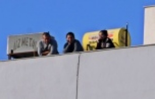 Depremden kimisi çatıya kimisi sokağa çıktı