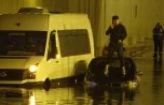 Göle dönen alt geçitte araç içinde mahsur kaldılar