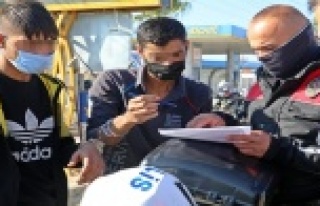 Kısıtlama ihlalinin ceza makbuzunu elleri kelepçeli...