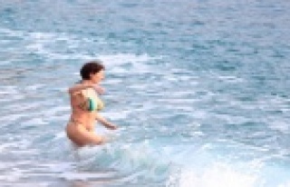 Kısıtlamada denizin keyfini turistler çıkardı