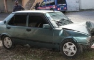 Kontrolden çıkan otomobil duvara çarptı: 1 yaralı