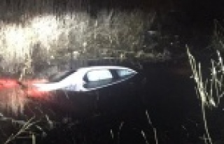 Kontrolden çıkan otomobil su dolu dereye uçtu