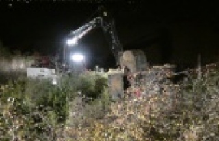 Kullandığı iş makinesinin altında kalan genç...