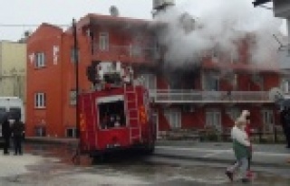 Lojman olarak kullanılan binadaki yangın korkuttu