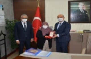 Merhum Kore gazisinin madalyası eşine verildi