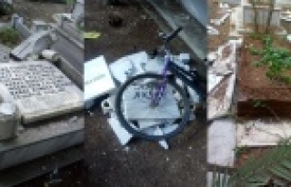 Mezarlıklara zarar verdi, Türk bayraklarını söktü,...