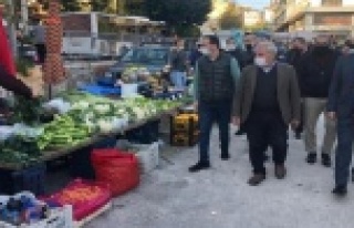 MHP Cuma pazarında esnafı ziyaret etti