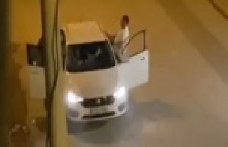 Otomobil içerisindeki kadının yüzüne tekme