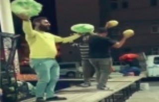 Pazar esnafı kış sebzelerini defileyle tanıttı...