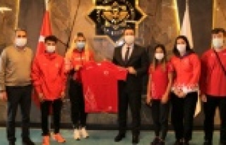 Rektör Kalan milli sporcuları kabul etti