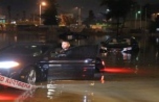 Sağanakta araçlar mahsur kaldı, ekipler teyakkuza...