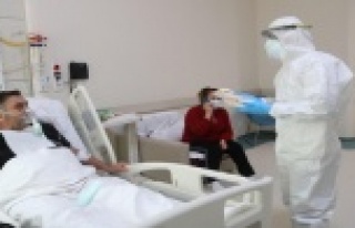 Sağlık çalışanlarından korona tedavisi gören...