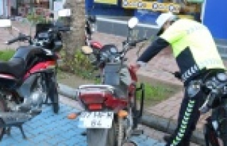 Şüphe üzerine incelenen motosikletin plakası sahte...