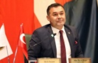 Ünlü yazar başkan Yücel'i yazdı