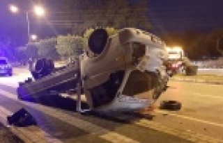 Virajı alamayan kamyonet devrildi: 1’i ağır 2...