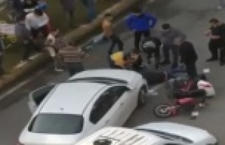 Yakının kazada yaralandığını gören genci kimse...