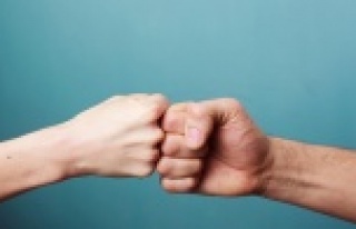 Yumruk yumruğa tokalaşma da tehlikeli