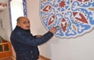 30 yıldır cami duvar ve kubbelerini fırça darbeleriyle...