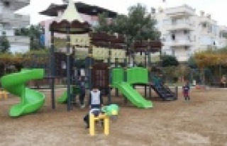 Alanya Belediyesi çocuk parklarını yeniliyor