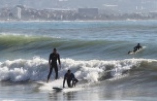 Alanya'da fırtına sonrası dev dalgalar arasında...