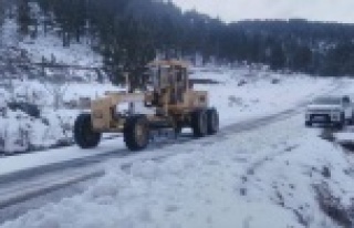 Alanya'da kardan kapanan yol açıldı