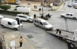 Alanya'da kırmızı ışıkta 3 araçlı zincirleme...