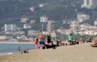 Alanya'da kısıtlamadan muaf turistler plajları...