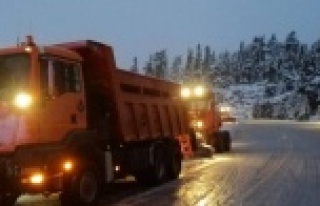 Alanya-Konya karayolunda kar kalınlığı 15 santime...